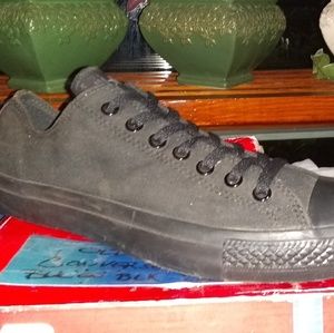 Men's Converse low tops black on black.... Size 11